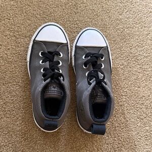 Kids’ army green converse with elastic laces